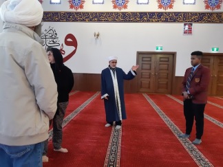 imam introducing student singer
