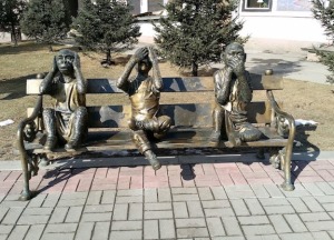 3 wise monkeys russia